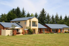Гостиница The Meadows Villa  Крайстчерч